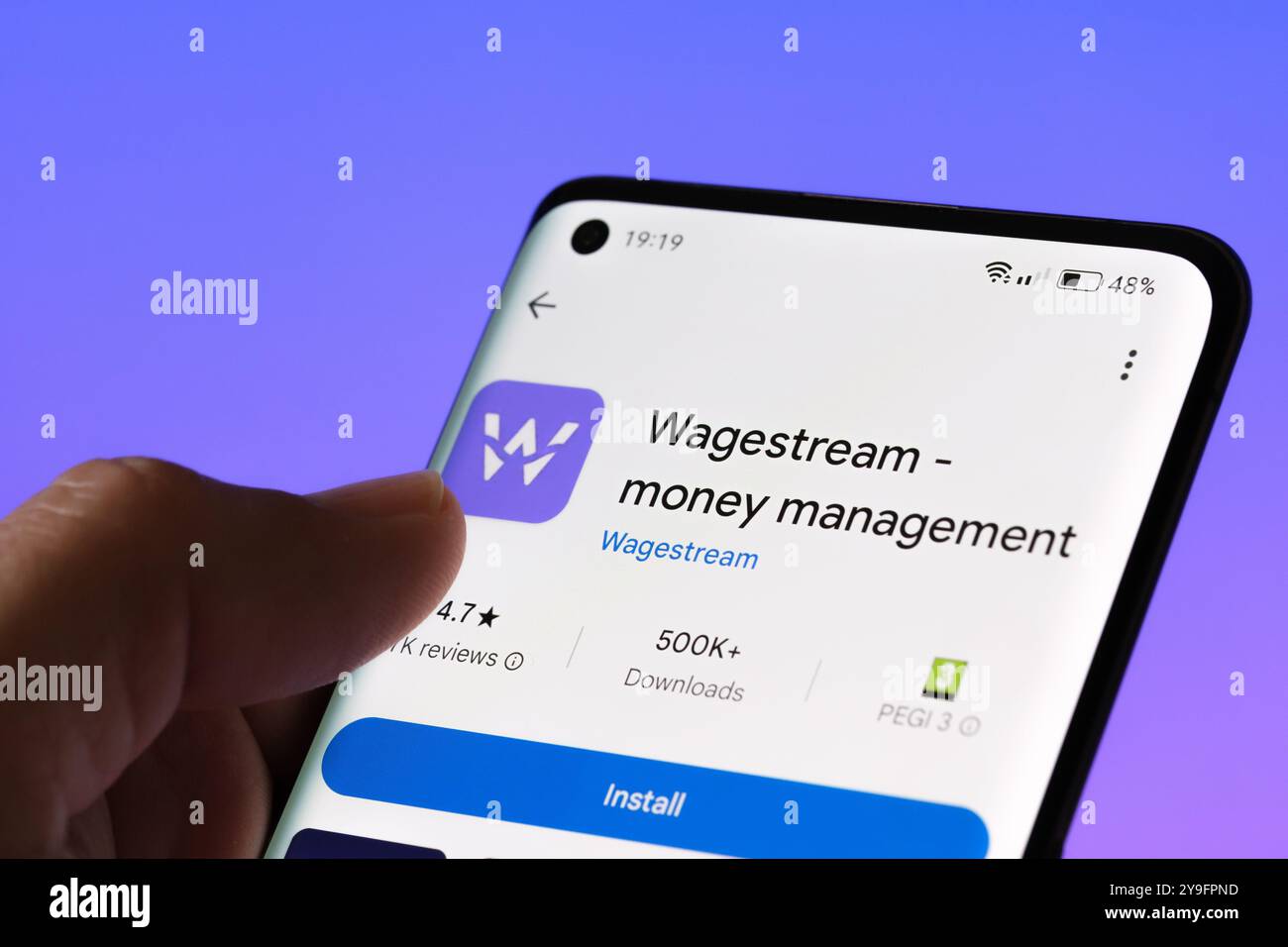 Die Wagestream-App wird auf einem Smartphone angezeigt und zeigt die Tools zur Geldverwaltung und die Funktionen zur Gehaltsverfolgung. Violetter Hintergrund. Stafford, United King Stockfoto