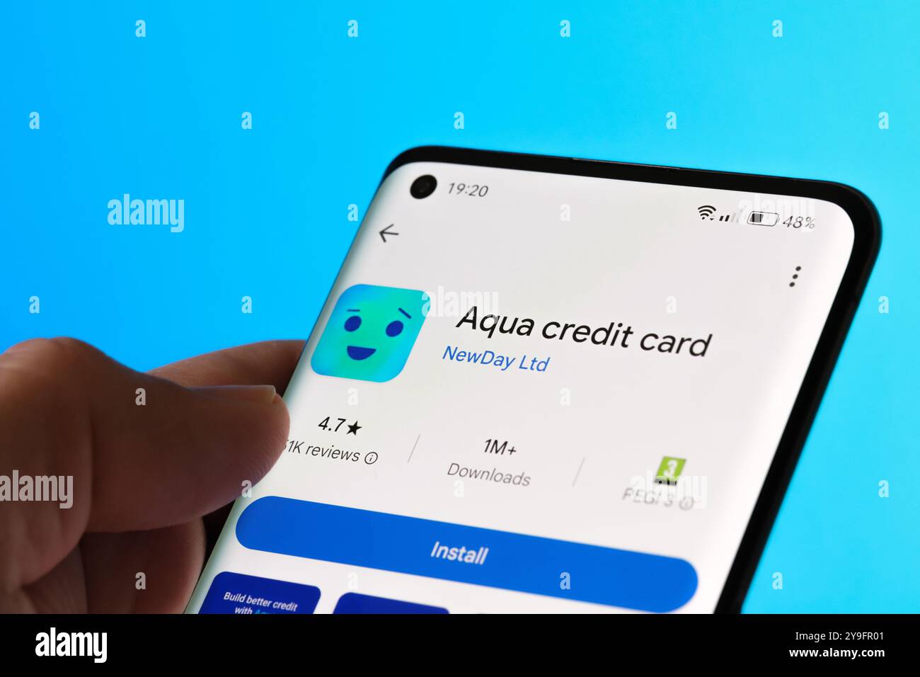 Die mobile App Aqua Kreditkarte wird auf einem Smartphone-Bildschirm mit der Installationsoption angezeigt. Die App von NewDay Ltd unterstützt Benutzer bei der Verwaltung von Guthaben, tr Stockfoto