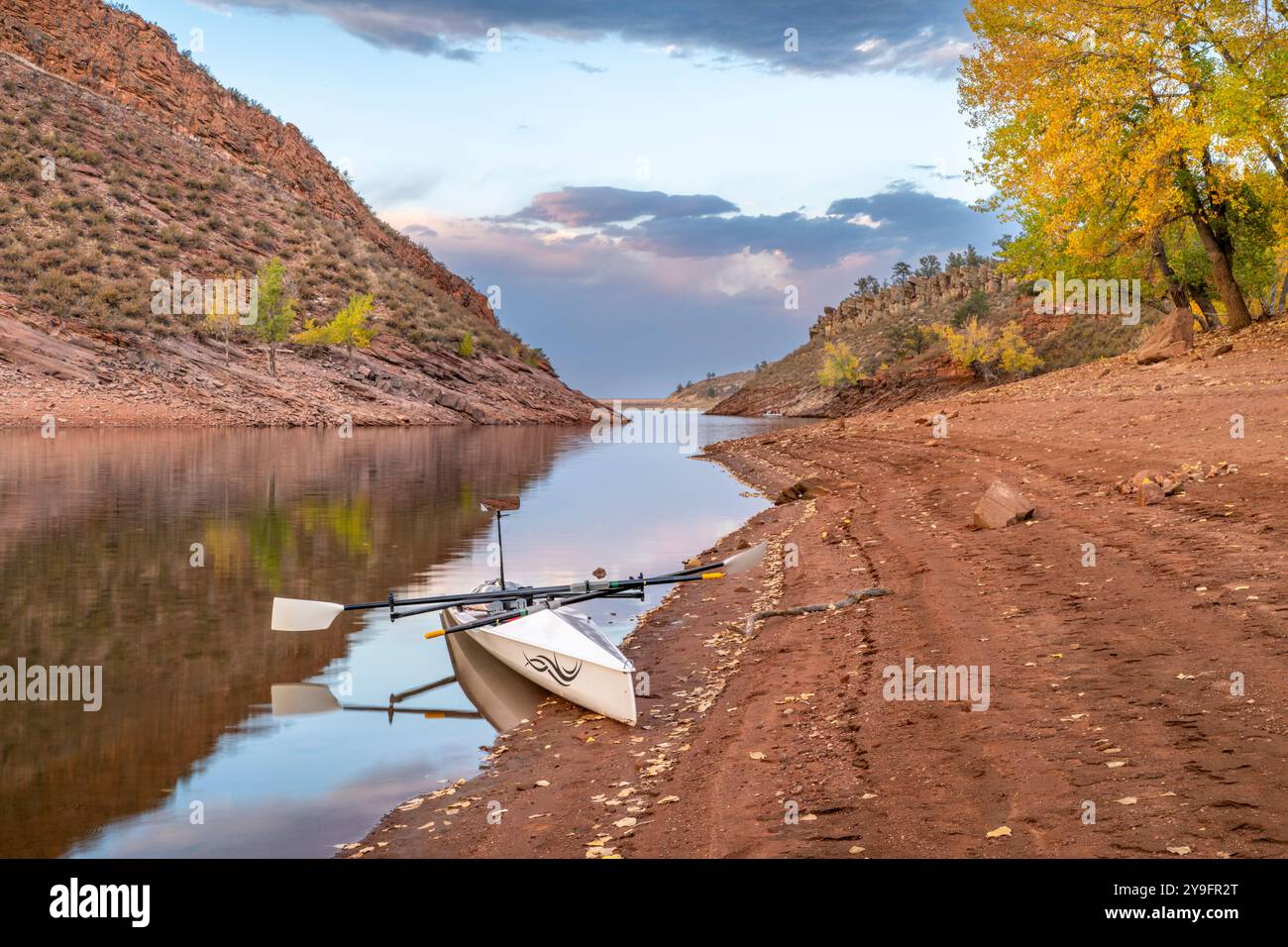 Ruderschale am Ufer des Horsetooth Reservoir im Norden von Colorado, Oktoberlandschaft Stockfoto