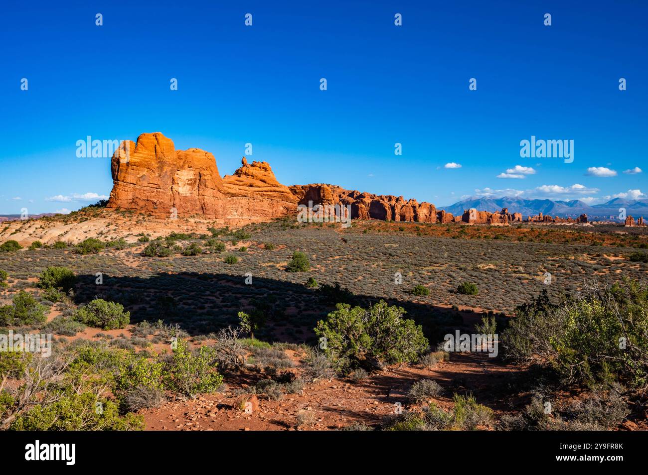 Wanderungen im Arches National Park im Herbst 2024, darunter ausgeglichene Felsen, Doppelbögen, Nord- und Südfenster und vieles mehr Stockfoto