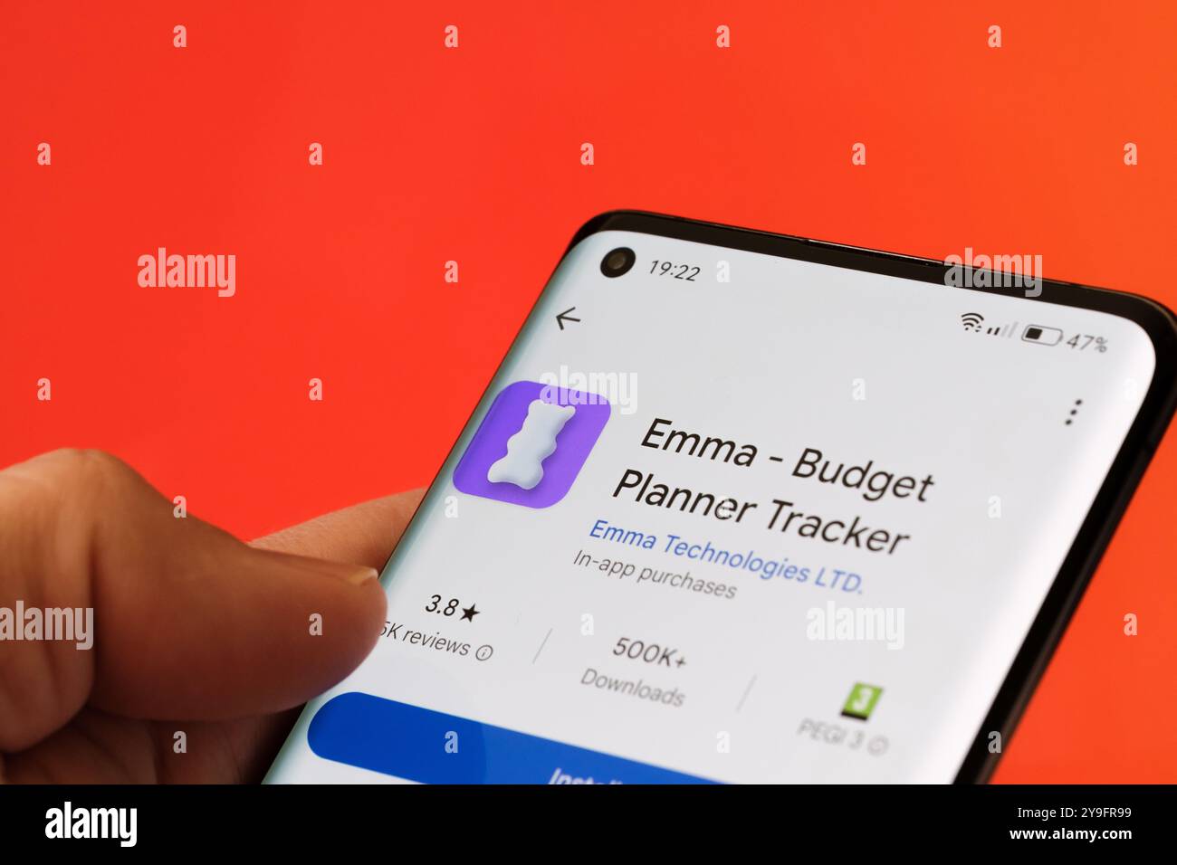 Die Emma Budget Planner Tracker App wird auf einem Smartphone-Bildschirm mit über 500 Downloads und einer 3,8-Sterne-Bewertung im Google Play Store angezeigt. Stafford, Vereinigte Staaten Stockfoto