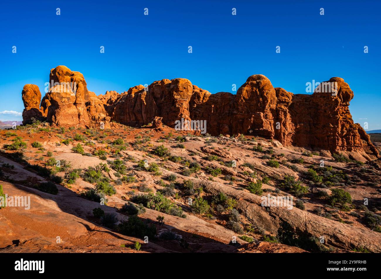 Wanderungen im Arches National Park im Herbst 2024, darunter ausgeglichene Felsen, Doppelbögen, Nord- und Südfenster und vieles mehr Stockfoto
