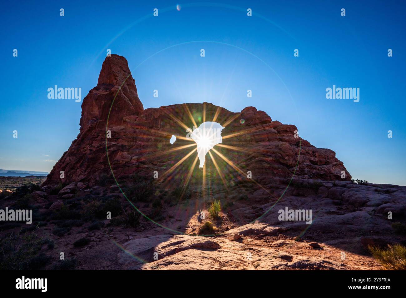 Wanderungen im Arches National Park im Herbst 2024, darunter ausgeglichene Felsen, Doppelbögen, Nord- und Südfenster und vieles mehr Stockfoto