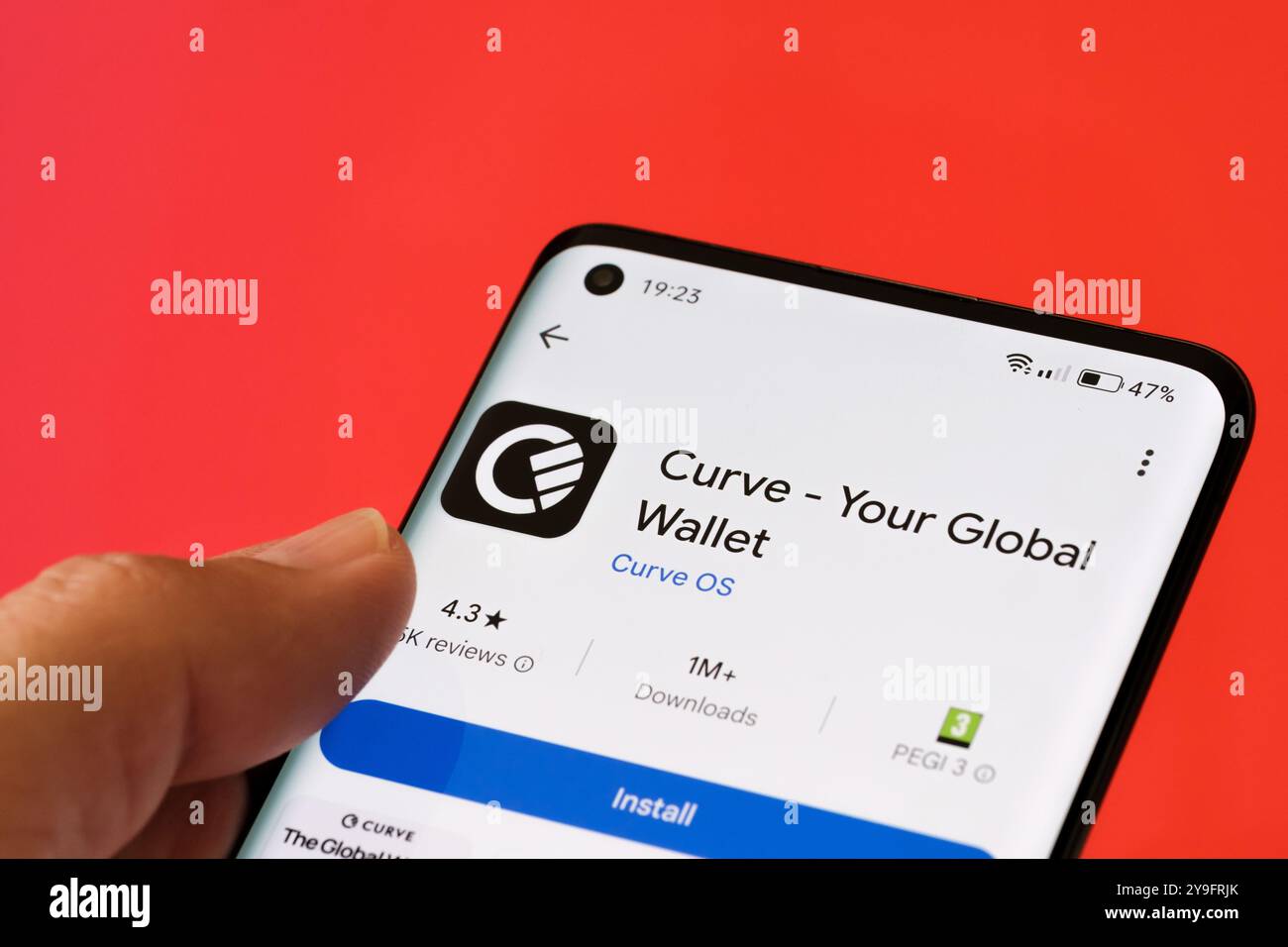 Die App „Curve Your Global Wallet“ wird auf einem Smartphone-Bildschirm angezeigt und bietet über 1 Million Downloads und eine 4,3-Sterne-Bewertung im Google Play Store. Stafford, Einheit Stockfoto