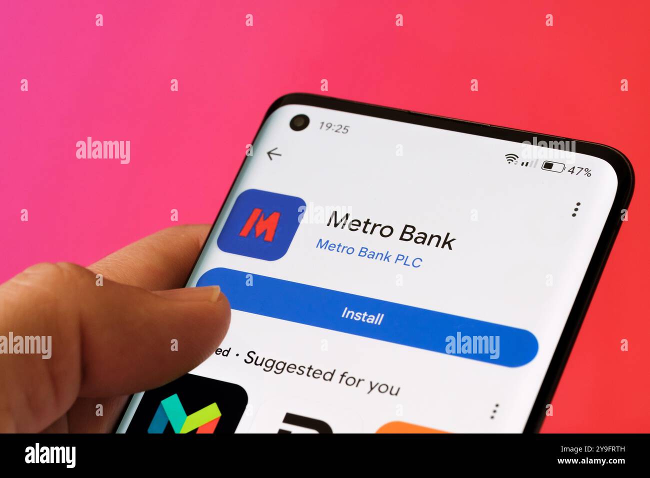 Die Metro Bank App wird auf dem Smartphone-Bildschirm angezeigt und zeigt die Download-Statistiken und die Installationsoptionen an. Stafford, Vereinigtes Königreich, 9. Oktober 2024. Stockfoto