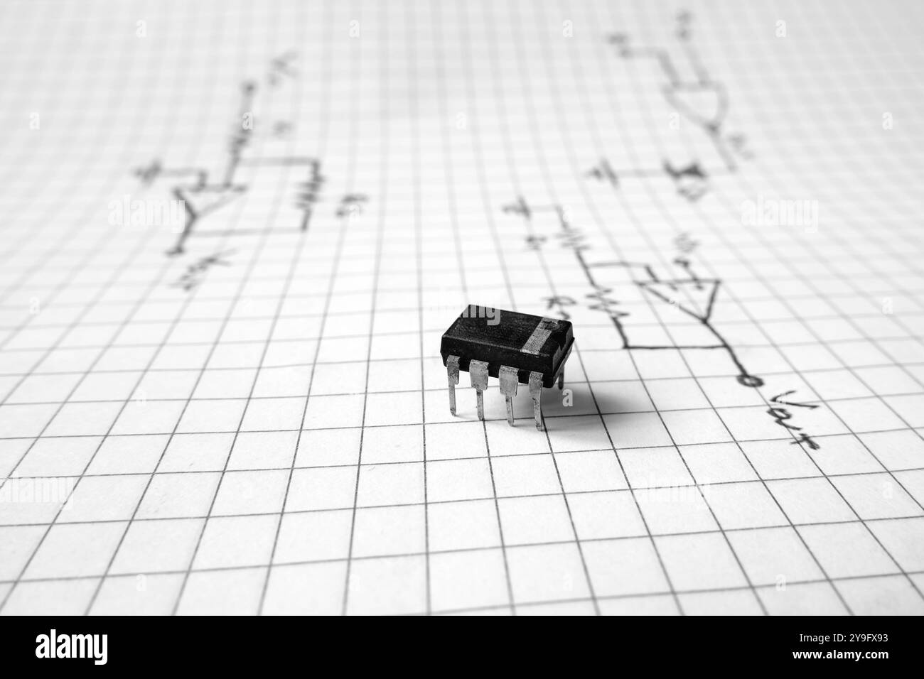 Achtbeinige integrierte Schaltung, die auf Logikschaltungszeichnungen steht. Konzept industrieller oder technologischer Projekte. Stockfoto