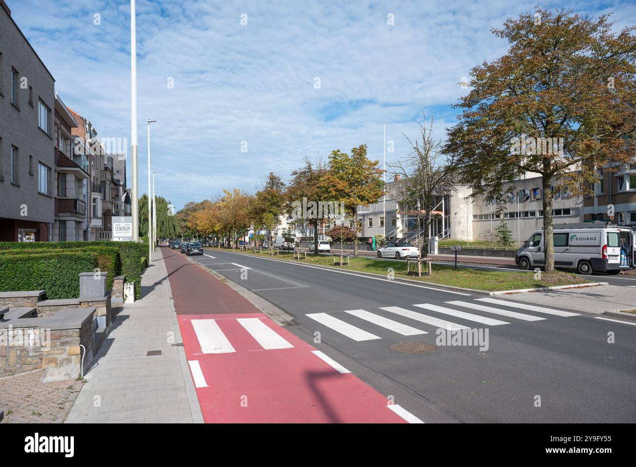 Die Capucinen Avenue mit Radweg in den Vororten von Aalst, Ostflandern, Belgien, 6. Oktober 2024 Stockfoto