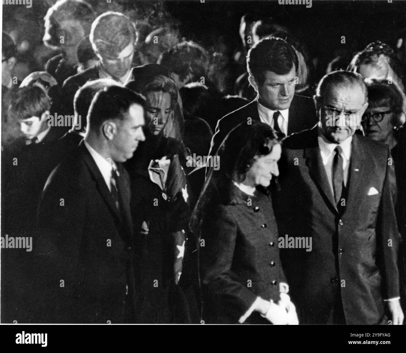 Arlington, Vereinigte Staaten. Juli 2009. Arlington, VA - (DATEI) -- US-Präsident Lyndon B. Johnson, Rechtsextremer und First Lady Bird Johnson leiteten US-Senator Edward M. 'Ted' Kennedy (Demokrat von Massachusetts), Mrs. Robert F. (Ethel) Kennedy und Kennedy Familie und Freunde aus der Grabstätte zum Abschluss der Beerdigungsgottesdienste für den verstorbenen US-Senator Robert F. Kennedy am 9. Juni 1968.Credit: Arnie Sachs/CNP/dpa/Alamy Live News Stockfoto