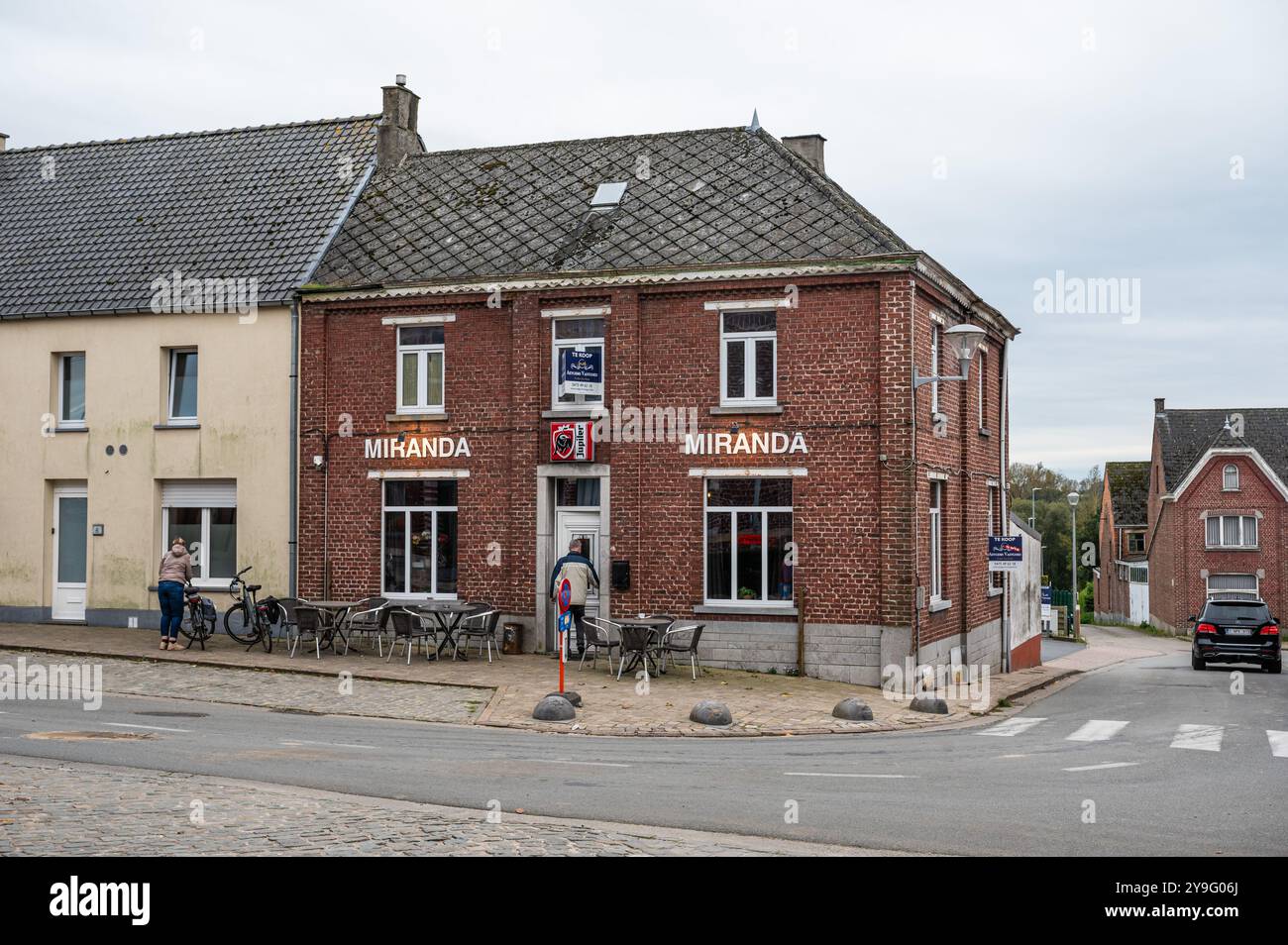 Traditionelle Cafés im Dorfzentrum und Marktplatz von Aaigem, Erpe-Mere, Belgien, 6. Oktober 2024 Stockfoto