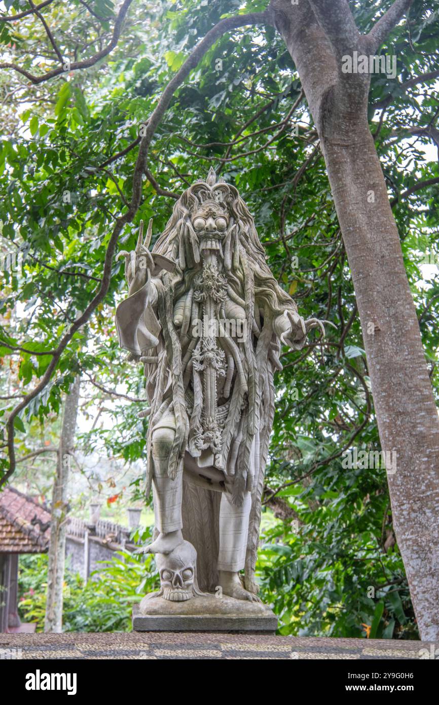 Tropischer Garten oder Park auf einer Insel. Große Statuen des hinduistischen Glaubens und zur Dekoration eines Innenraums. Bali, Indonesien Stockfoto Tropischer Garten oder Park auf einer Insel. Große Statuen des hinduistischen Glaubens und zur Dekoration eines Innenraums. Bali, Indonesien Stockfoto