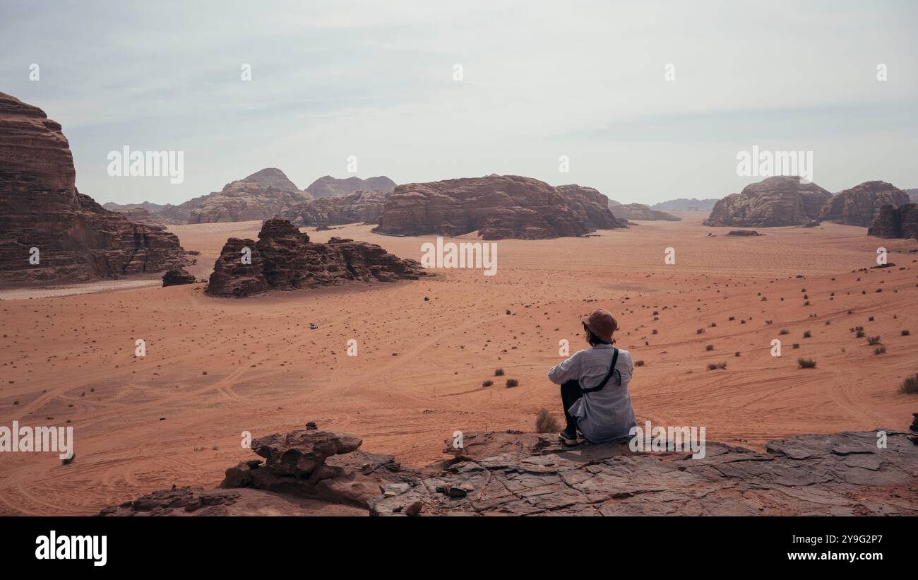 Wadi Rum, Jordanien - 23. November 2023: Frau, die die Weite der Wüste betrachtet. Stockfoto