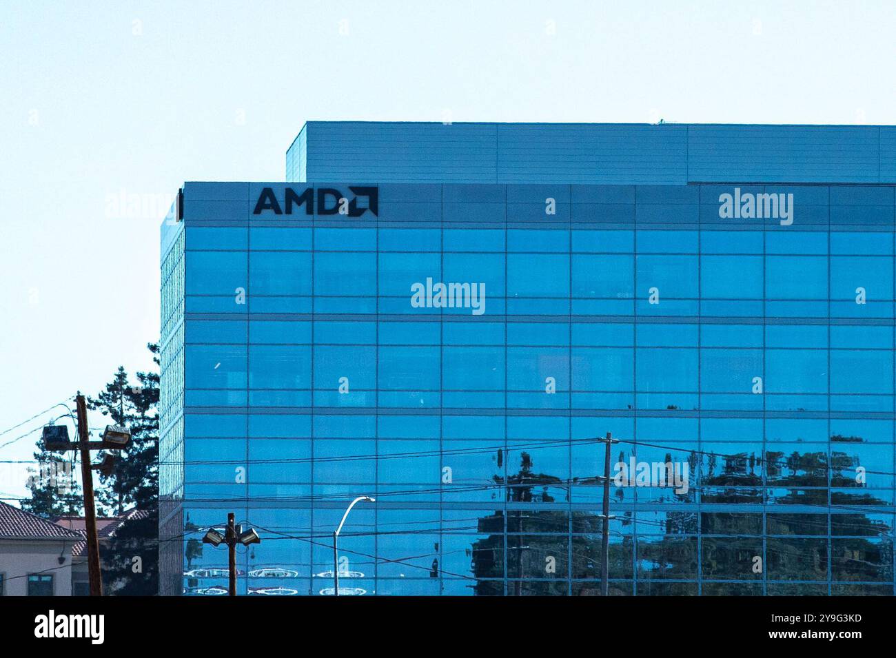 Santa Clara, USA. 30. September 2024. Das AMD-Logo ist am Hauptsitz des Chip-Unternehmens zu sehen. Anrede: Andrej Sokolow/dpa/Alamy Live News Stockfoto