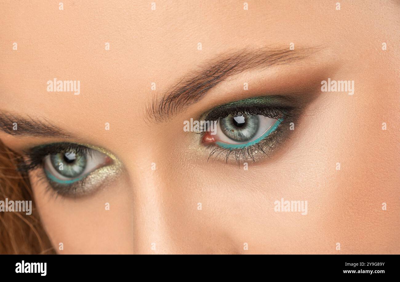 Schöne Frau mit langen Wimpern, wunderschönem Make-up und dicken Augenbrauen. Blick auf die Kamera. Professionelle Make-up- und Kosmetikpflege. Stockfoto