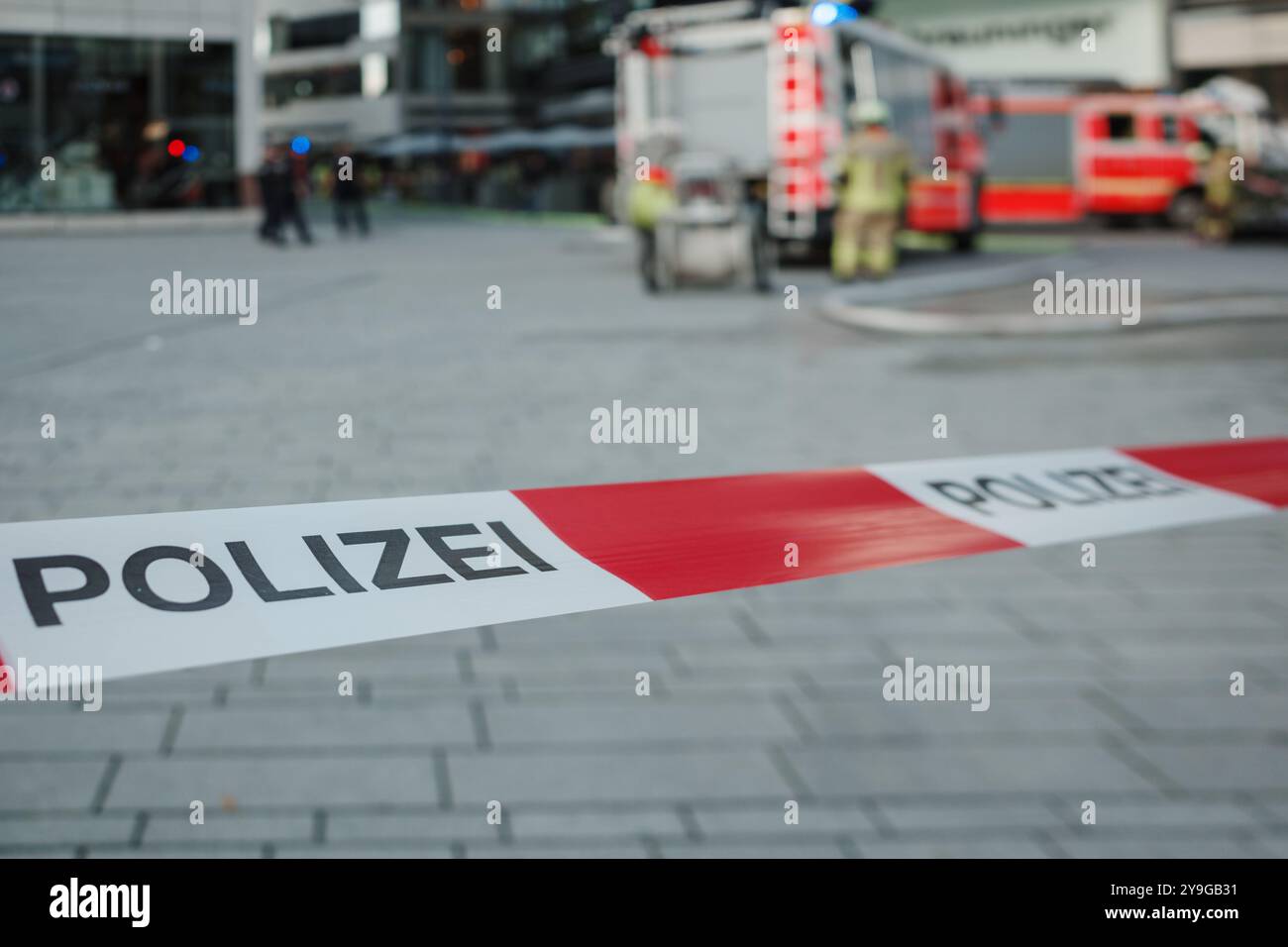 Eine Nahaufnahme von rot-weißem Polizeiabsperrband mit der Aufschrift „Polizei“ bedeutet, dass die Polizei einen Bereich auf einem öffentlichen Platz absperrt. Stockfoto