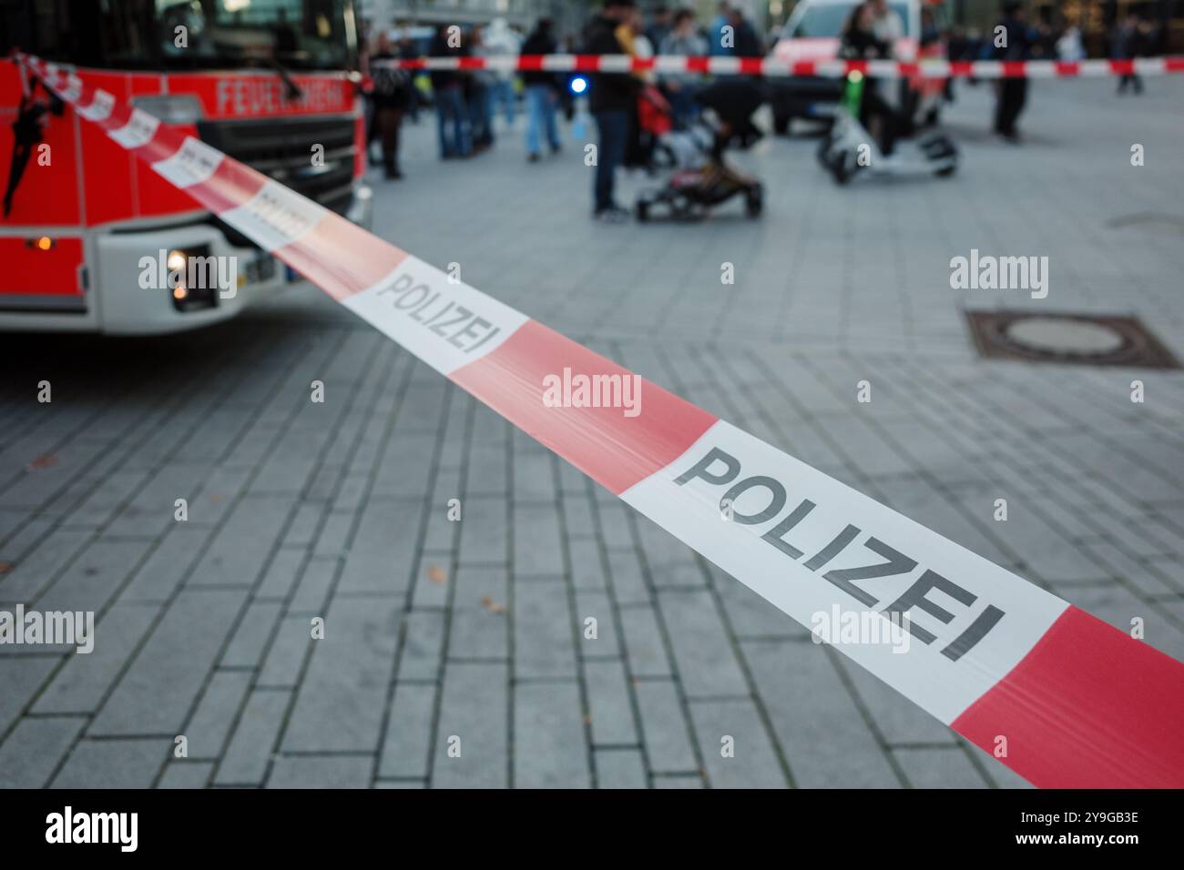 Eine Nahaufnahme von rot-weißem Polizeiabsperrband mit der Aufschrift „Polizei“ bedeutet, dass die Polizei einen Bereich auf einem öffentlichen Platz absperrt. Stockfoto