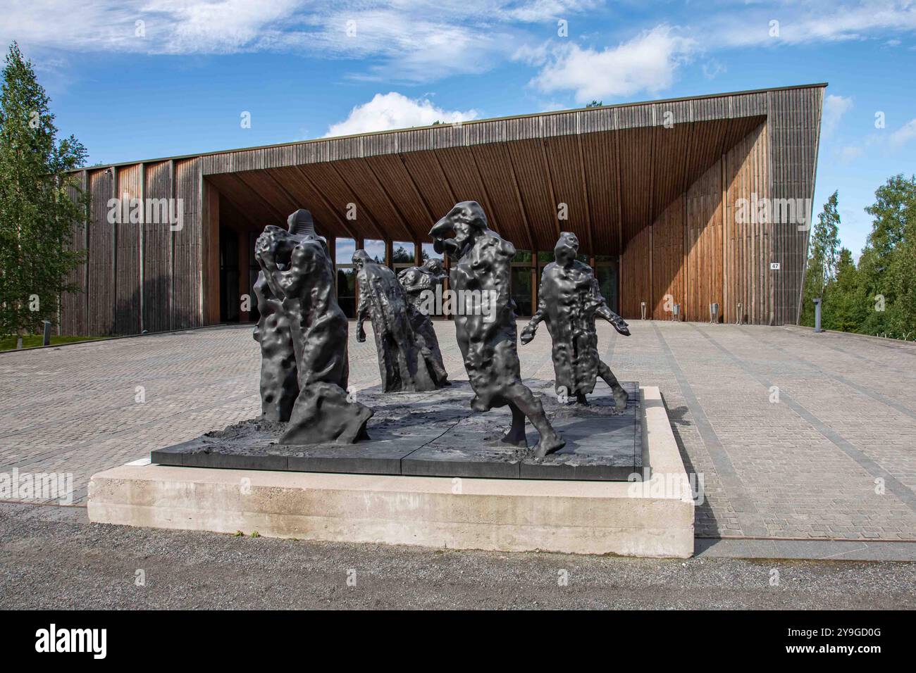 Magnificent Desolation (2013). Bronzeskulptur von Matthew Day Jackson vor dem Holzpavillon des Serlachius Art Museum in Mänttä-Vilppula, Finnland. Stockfoto