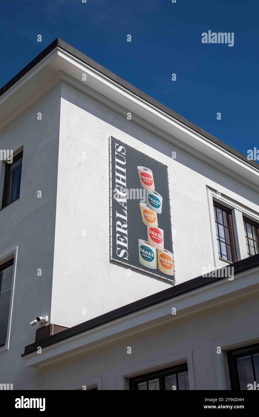 Poster oder Schild an der Gustaf-Mauer des Serlachius-Museums in Mänttä-Vilppula, Finnland Stockfoto