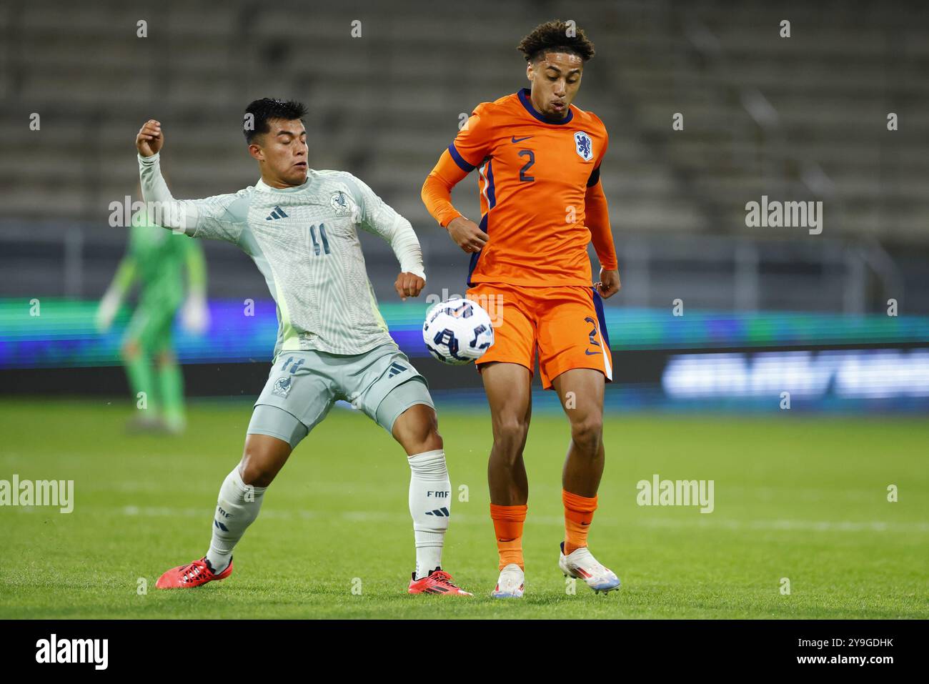 Almelo, Niederlande. Oktober 2024. ALMELO, 10-10-2024, Asito Stadium, Football, Friendly, Saison 2024/2025, während des Spiels Niederlande U21 - Mexiko U21, (L-R) Mexiko U21 Spieler Emilio Rodriguez, Niederlande U21 Spieler Tyrese Asante Credit: Pro Shots/Alamy Live News Stockfoto