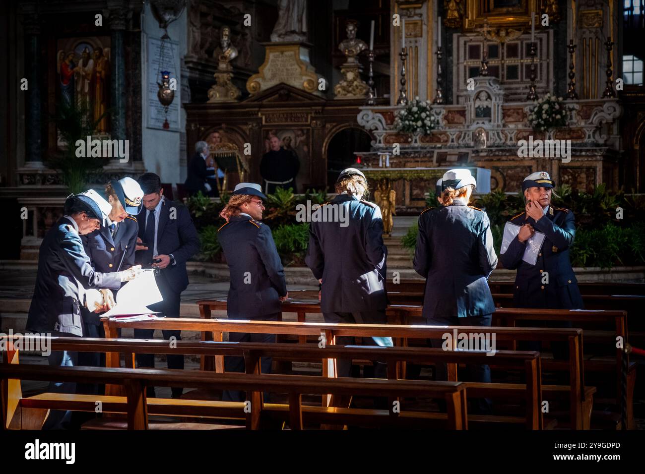 Rom, Rm, Italien. Oktober 2024. Die Feier zum 154. Jahrestag der Gründung der „Polizia Locale di Roma Capitale“ findet in der Kirche Santa Maria in Aracoeli und auf dem Platz Campidoglio statt. (Kreditbild: © Marco Di Gianvito/ZUMA Press Wire) NUR REDAKTIONELLE VERWENDUNG! Nicht für kommerzielle ZWECKE! Stockfoto