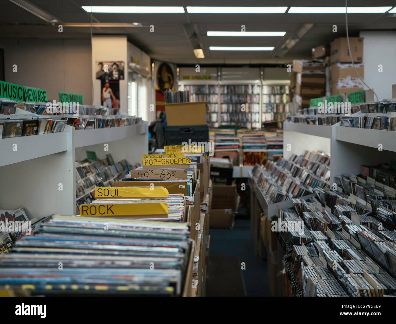 Innenraum des Plattenladens, eine Vielzahl von Vinyl und cd. Stockfoto