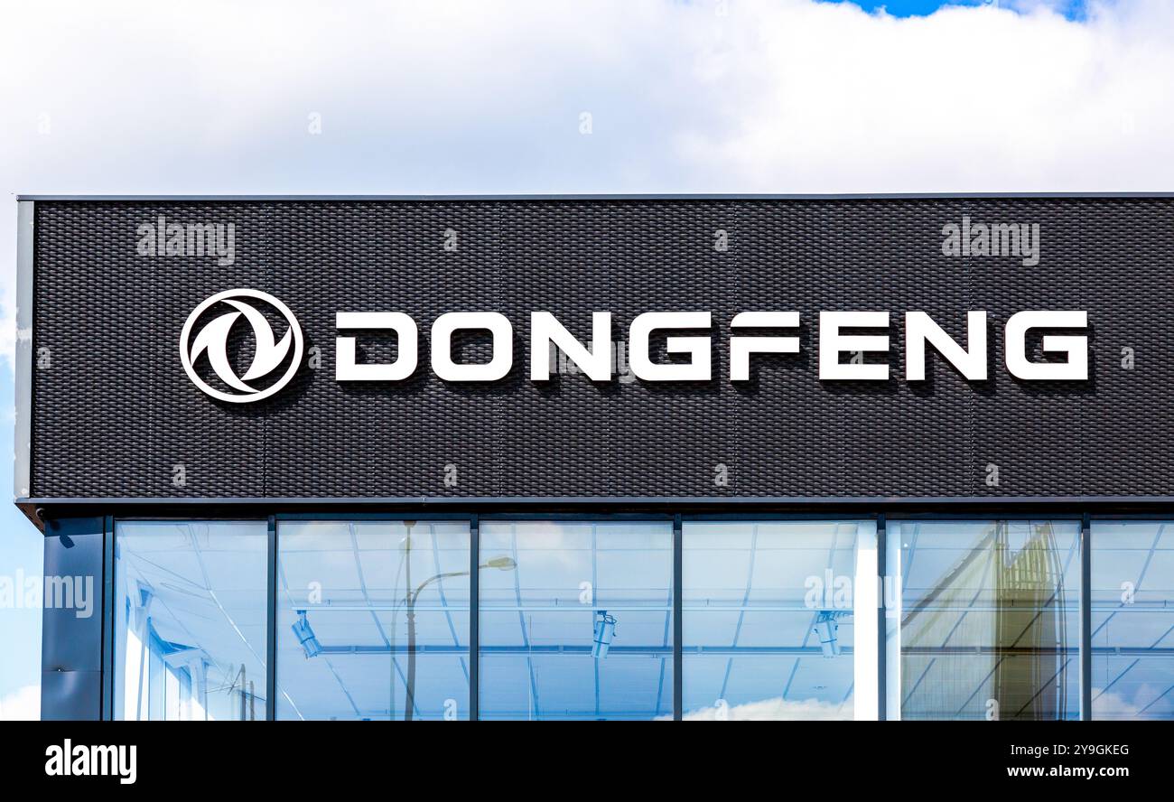 Novgorod, Russland - 29. August 2024: Autohaus einer chinesischen Automobilmarke Dongfeng. Offizielles Händlerschild von Dongfeng an der Wand des Büros Stockfoto