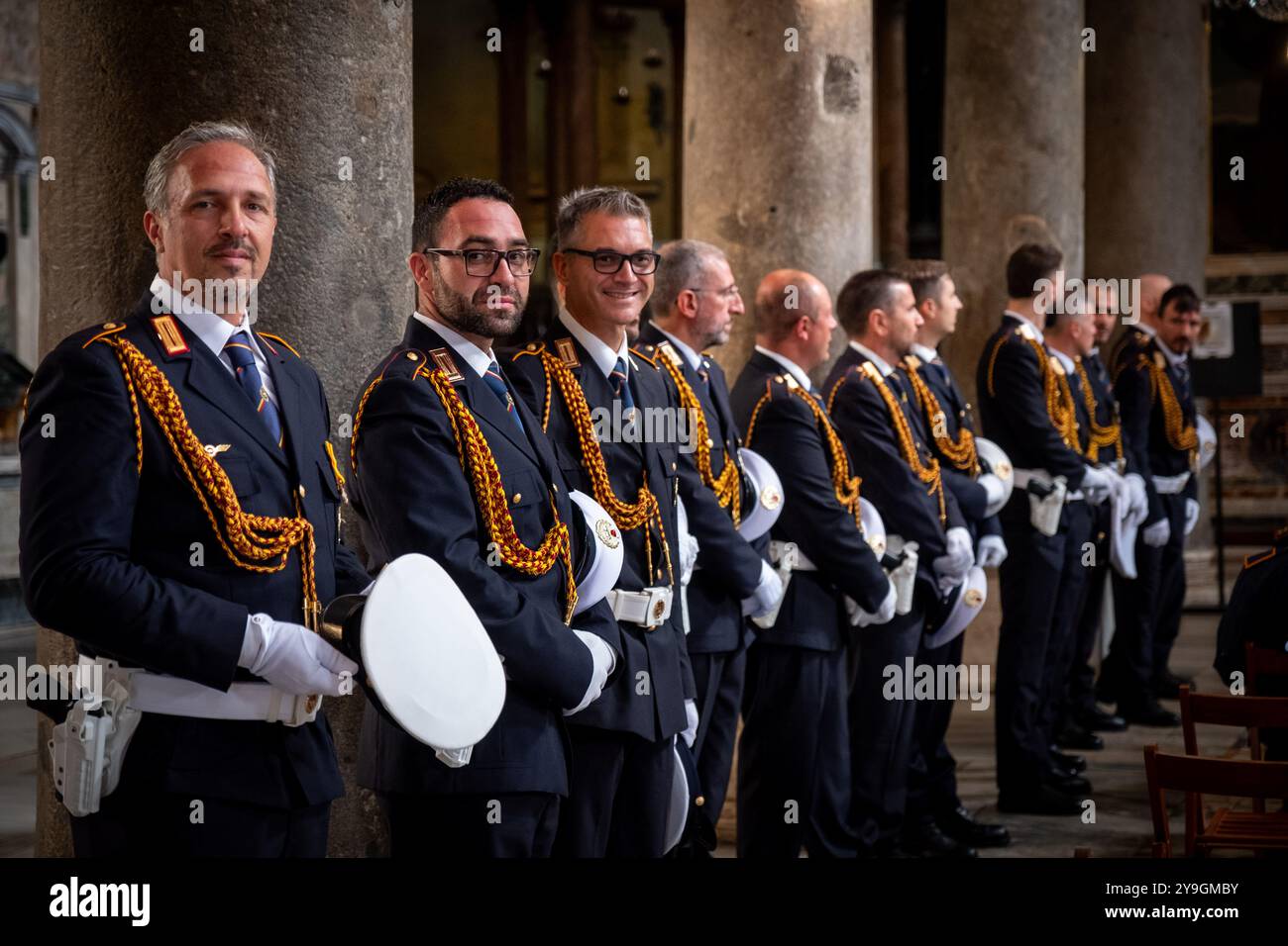 Rom, Italien. Oktober 2024. Die Feier zum 154. Jahrestag der Gründung der „Polizia Locale di Roma Capitale“ findet in der Kirche Santa Maria in Aracoeli und auf dem Platz Campidoglio statt. (Kreditbild: © Marco Di Gianvito/ZUMA Press Wire) NUR REDAKTIONELLE VERWENDUNG! Nicht für kommerzielle ZWECKE! Stockfoto