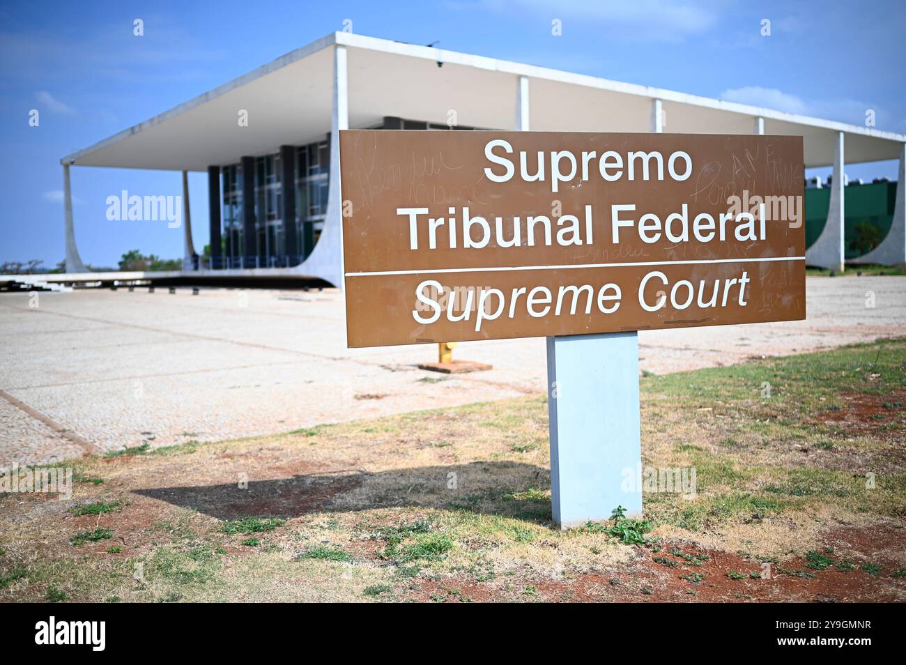 BRASÍLIA, DF - 10.10.2024: SESSÃO PLENÁRIA STF - FOTO, STF-GEBÄUDE. Diese Sitzung am Donnerstag (10) im STF-Plenum, nachdem das CCJ der Abgeordnetenkammer den Vorschlag gebilligt hat, der es dem Kongress erlaubt, eine Entscheidung des Obersten Bundesgerichts (STF) auszusetzen. (Foto: Ton Molina/Fotoarena) Stockfoto