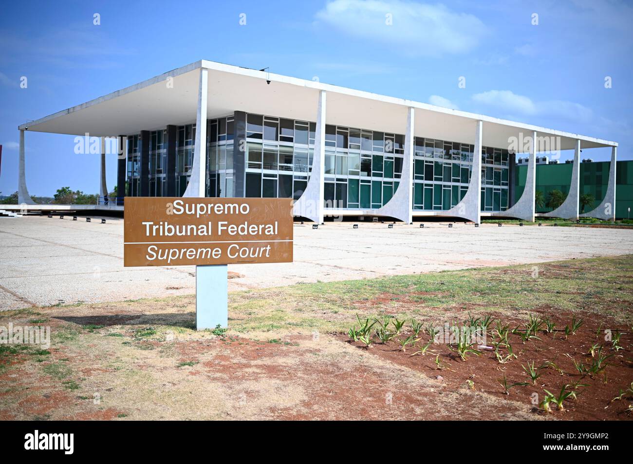 BRASÍLIA, DF - 10.10.2024: SESSÃO PLENÁRIA STF - FOTO, STF-GEBÄUDE. Diese Sitzung am Donnerstag (10) im STF-Plenum, nachdem das CCJ der Abgeordnetenkammer den Vorschlag gebilligt hat, der es dem Kongress erlaubt, eine Entscheidung des Obersten Bundesgerichts (STF) auszusetzen. (Foto: Ton Molina/Fotoarena) Stockfoto