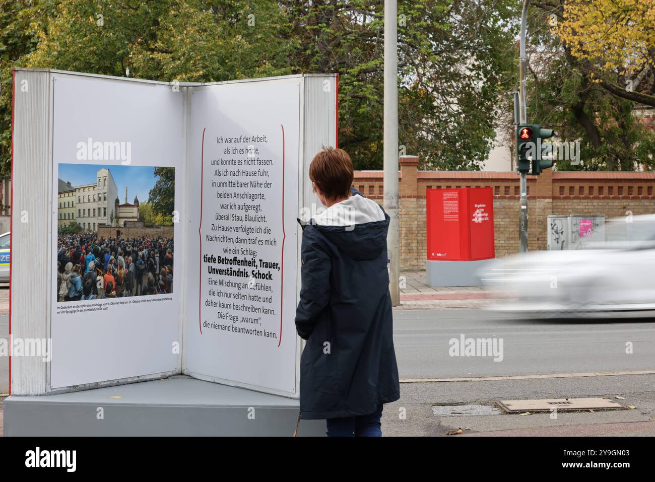 07.10.2024 Sachsen Anhalt Sachsen-Anhalt Halle Saale temporäre Gedenkstelen in Buchform rund um die Synagoge in Gedenken an den Anschlag vor fünf Jahren am 9.Oktober *** 07 10 2024 Sachsen Anhalt Sachsen Anhalt Halle Saale temporäre Gedenkstelen in Buchform rund um die Synagoge zur Erinnerung an den Angriff vor fünf Jahren am 9. Oktober Stockfoto