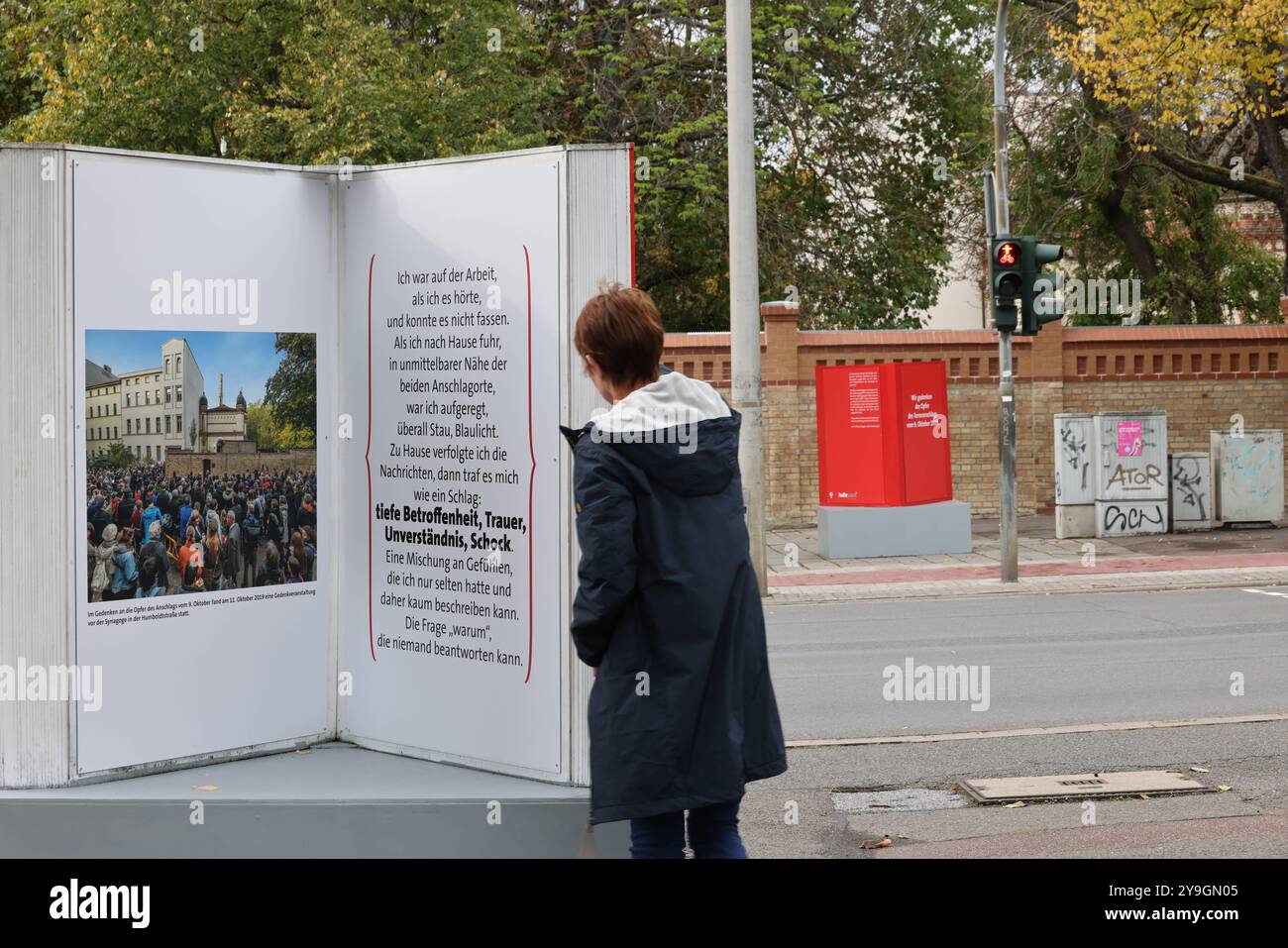 07.10.2024 Sachsen Anhalt Sachsen-Anhalt Halle Saale temporäre Gedenkstelen in Buchform rund um die Synagoge in Gedenken an den Anschlag vor fünf Jahren am 9.Oktober *** 07 10 2024 Sachsen Anhalt Sachsen Anhalt Halle Saale temporäre Gedenkstelen in Buchform rund um die Synagoge zur Erinnerung an den Angriff vor fünf Jahren am 9. Oktober Stockfoto