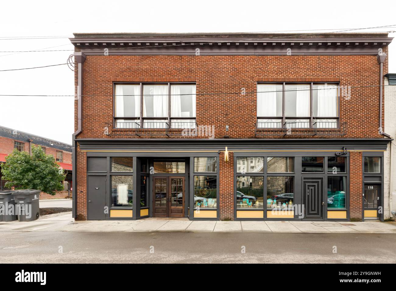 Knoxville, TN, USA – September 17, 2024: KEFI Restaurant auf E. Jackson in der Altstadt. Stockfoto