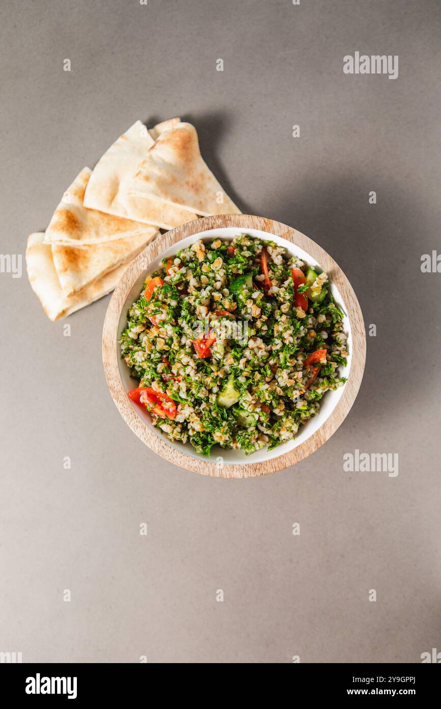 Tabbouleh-Salat mit Tomaten und Pita-Brot Stockfoto