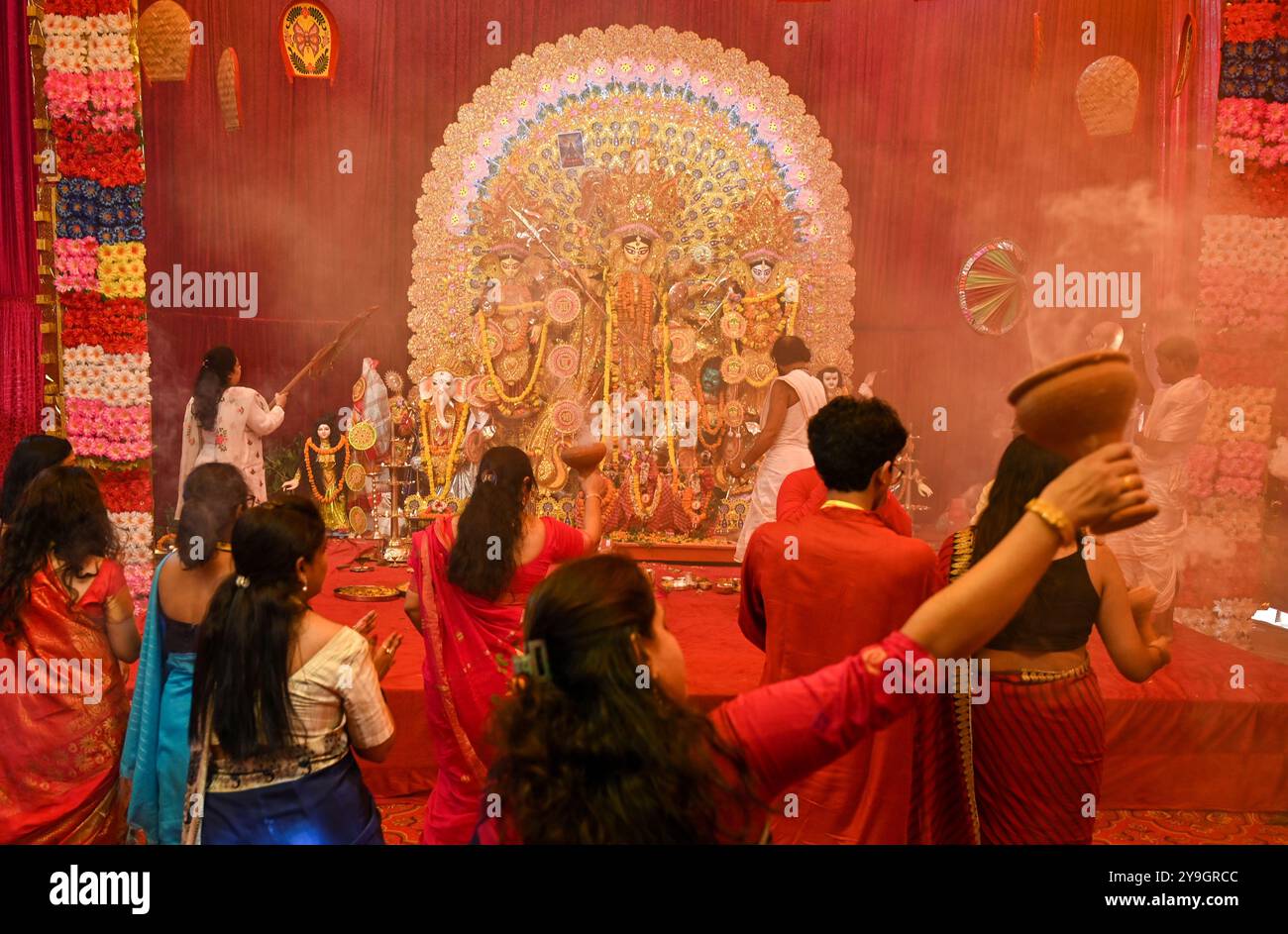 Indien. Oktober 2024. GURUGRAM, INDIEN - 10. OKTOBER: Die Devotees führen Dhunuchi-Tanz auf und beten Göttin Durga während des Durga Puja Festivals auf Durga Ashtami im Community Center Sector-46, organisiert von Sahashrabdi Durga Puja Samity in der Nähe des Huda Market am 10. Oktober 2024 in Gurugram, Indien. (Foto: Parveen Kumar/Hindustan Times/SIPA USA) Credit: SIPA USA/Alamy Live News Stockfoto
