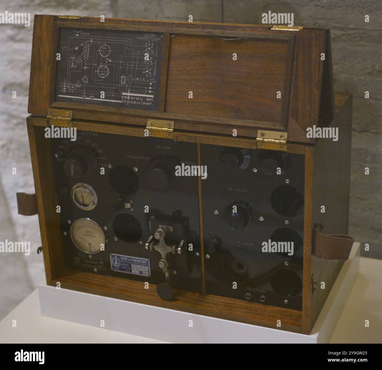 Morse-Funksender, 1930. Holz, Bakelit und Metall. Armeemuseum. Toledo, Spanien. Stockfoto