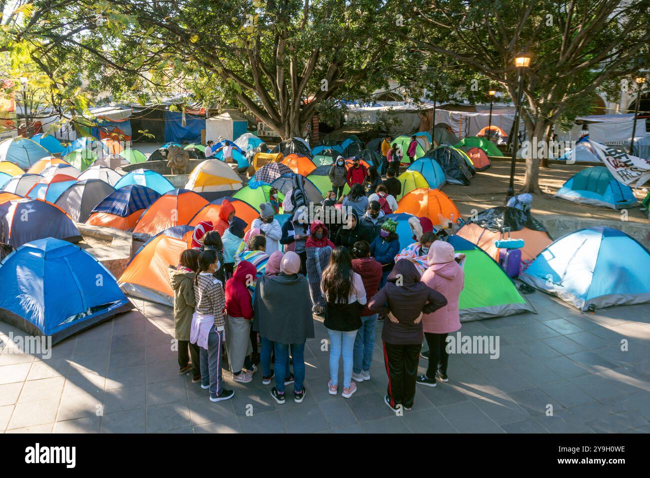 Oaxaca, Mexiko - März 2022: Auf dem Hauptplatz von Oaxaca City treffen sich viele Zelte. Protest, Flüchtlinge. Stockfoto