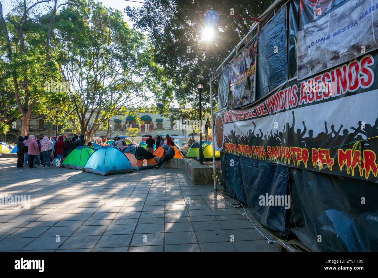 Oaxaca, Mexiko - März 2022: Auf dem Hauptplatz von Oaxaca City treffen sich viele Zelte. Protest, Flüchtlinge. Stockfoto