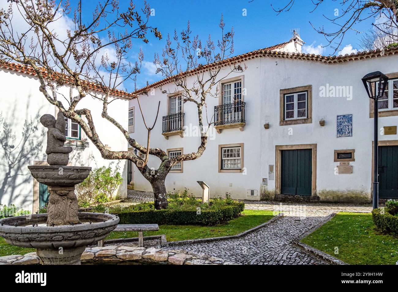 Die alten Straßen und Häuser des traditionellen mittelalterlichen Dorfes Ourem in Portugal, Europa Stockfoto