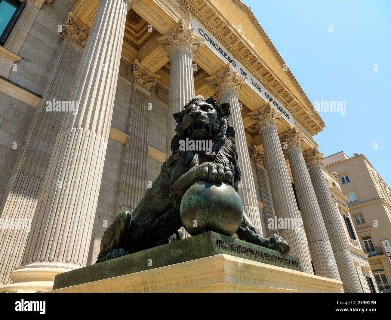 Löwenstatue vor dem Palast des Parlamentsgebäudes oder Palacio de las Cortes, wo der Kongress der Abgeordnetenkongresse zusammentritt, Madrid, Spanien Stockfoto Löwenstatue vor dem Palast des Parlamentsgebäudes oder Palacio de las Cortes, wo der Kongress der Abgeordnetenkongresse zusammentritt, Madrid, Spanien Stockfoto
