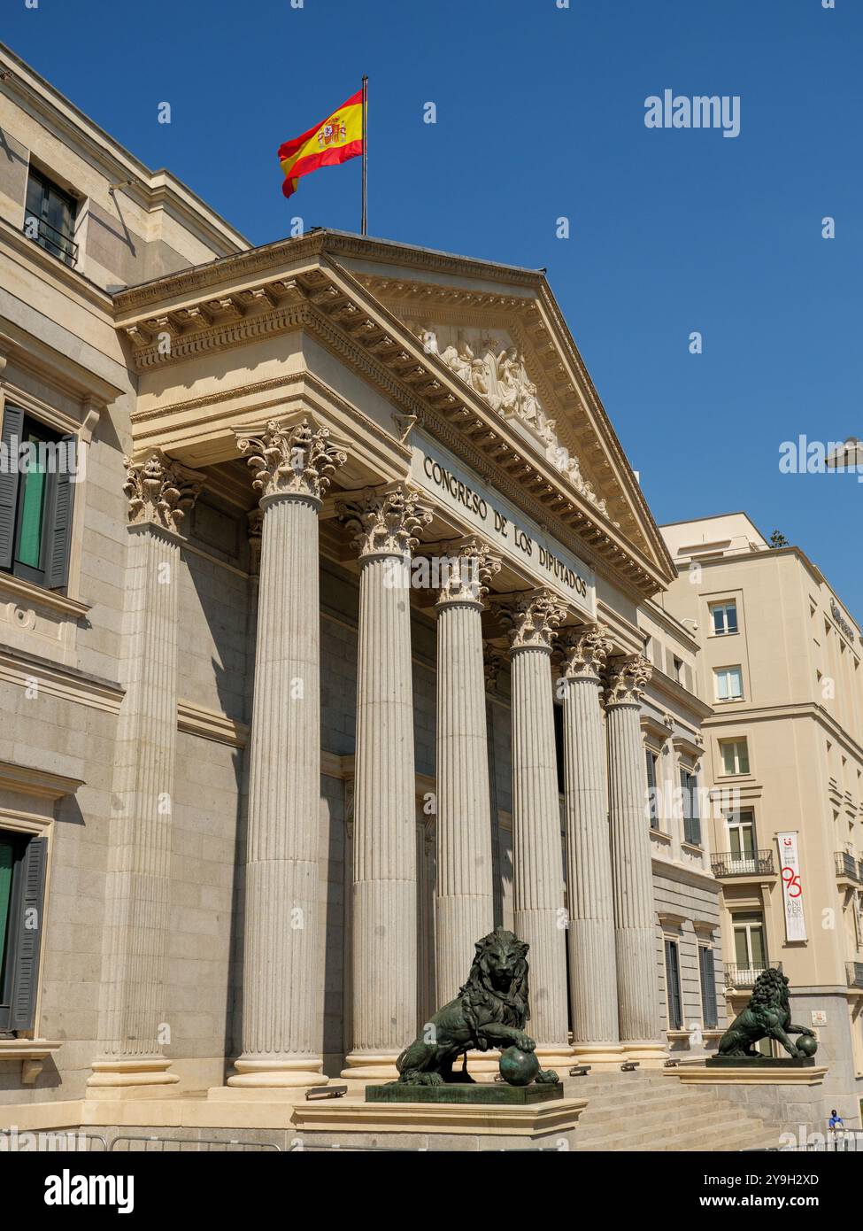 Der Palast des Parlamentsgebäudes oder Palacio de las Cortes, wo der Kongress der Abgeordnetenkongresse zusammentritt, Madrid, Spanien Stockfoto Der Palast des Parlamentsgebäudes oder Palacio de las Cortes, wo der Kongress der Abgeordnetenkongresse zusammentritt, Madrid, Spanien Stockfoto