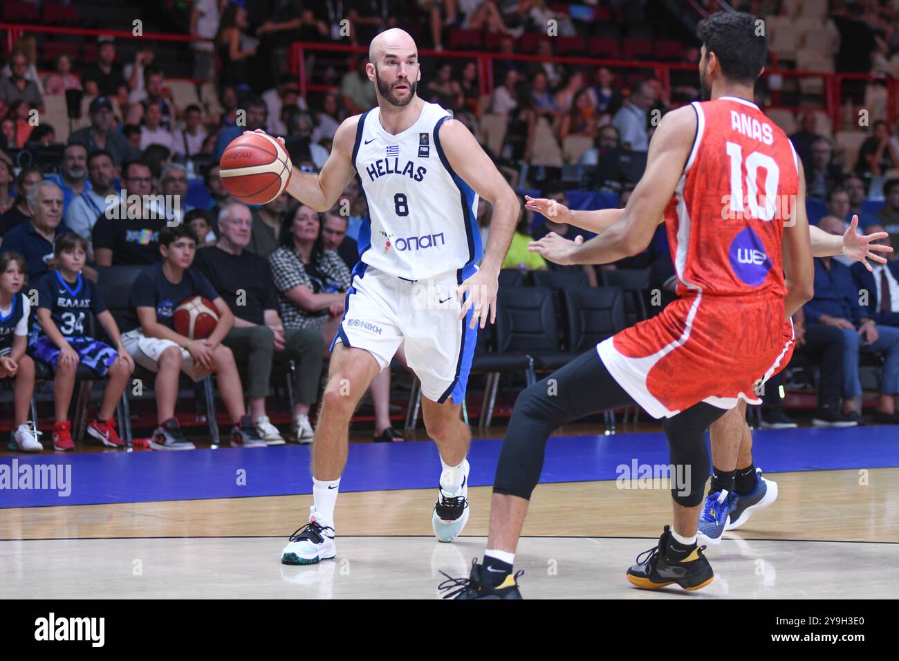 Nick Calathes (Griechenland), Anas Mahmoud (Ägypten). FIBA Olympisches Qualifikationsturnier. Piräus 2024. Stockfoto