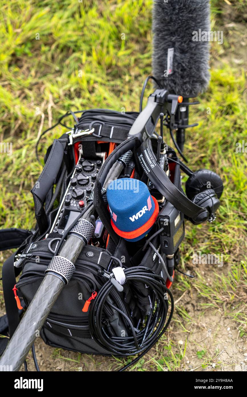 Symbolische Bildmedien, Tonaufnahmegerät, mit Mikrofonen, Soundboom, Kopfhörern, eines TV-Teams des WDR, NRW, Deutschland, Stockfoto