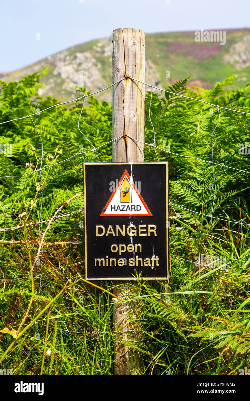 Gefahrenwarnschild in der Nähe der verlassenen Carnelloe Mine, Carnelloe Headland. Penwith Peninsula, Cornwall, England Stockfoto