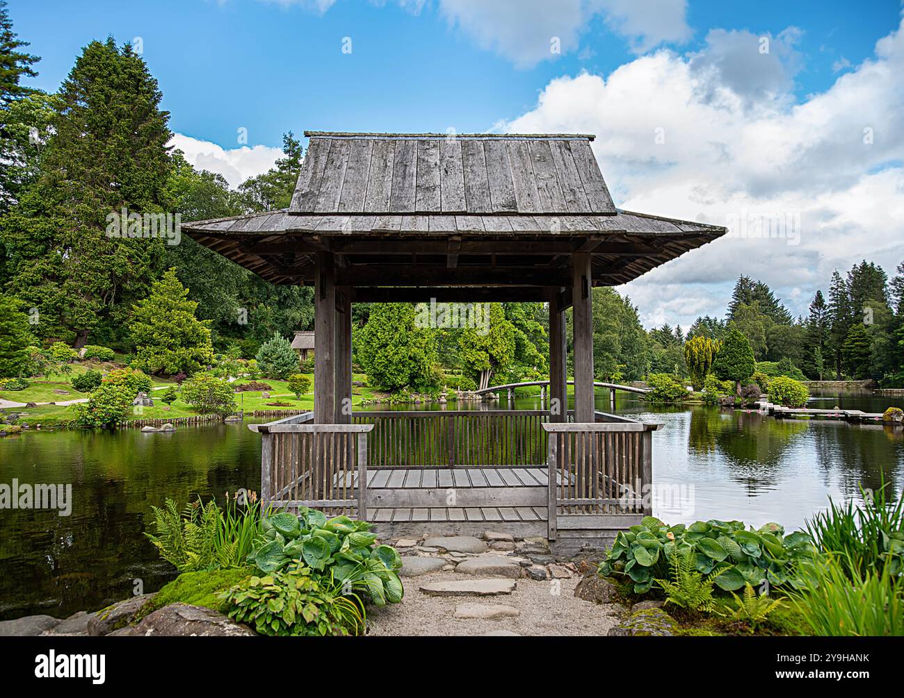 Hintergrundfotografie des Gartens mit Teich und Holzpavillon; Pavillon; öffentlicher Park in Dollar, Schottland, Großbritannien, botanischer Garten; Reflexion; Büsche; Flowe Stockfoto