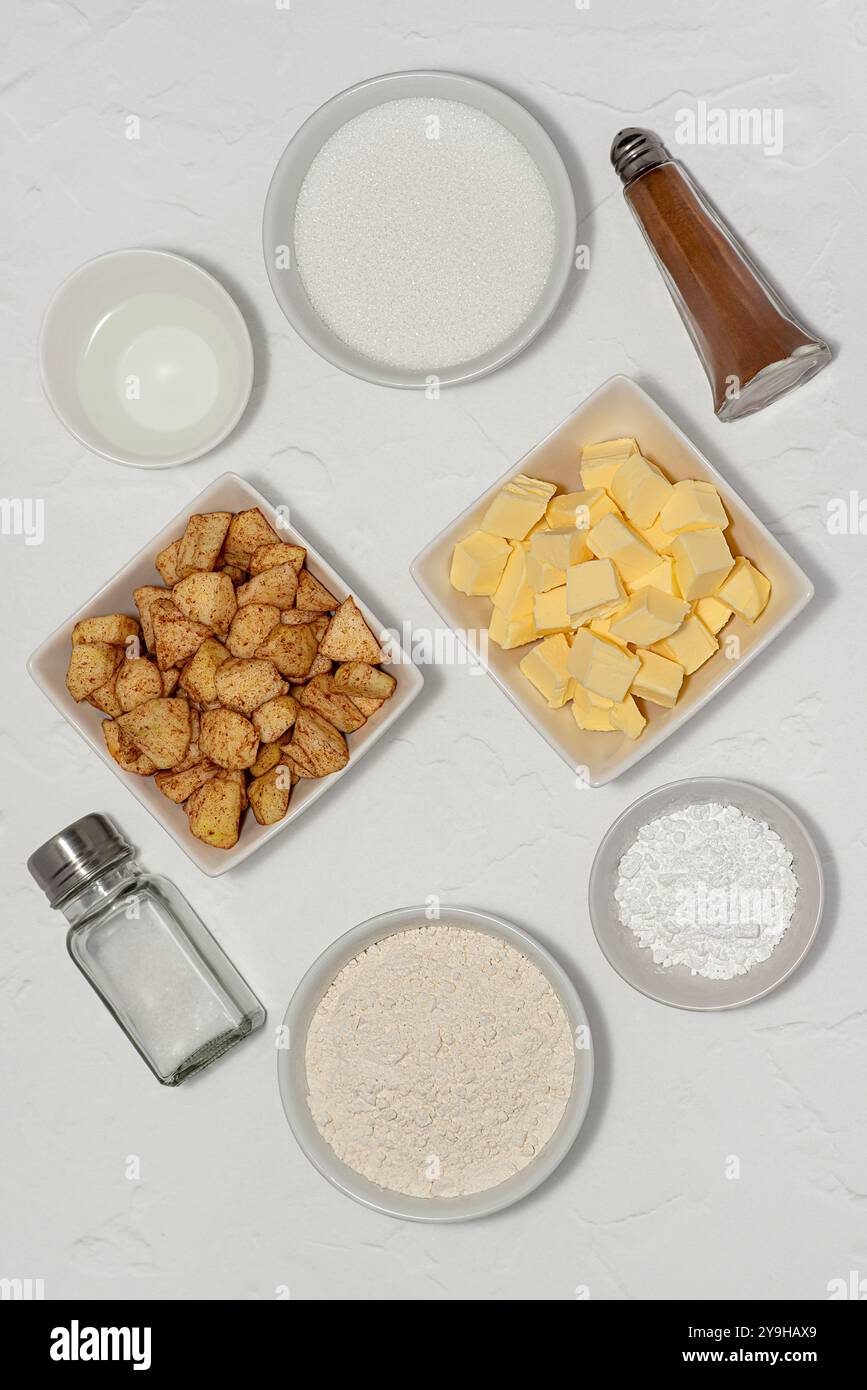 Leere Fotos von Rohstoffen von amerikanischem Apfelkuchen, Weizenmehl, Zucker, Salz, Zimt, Butter, Vanille, kaltes Wasser Stockfoto