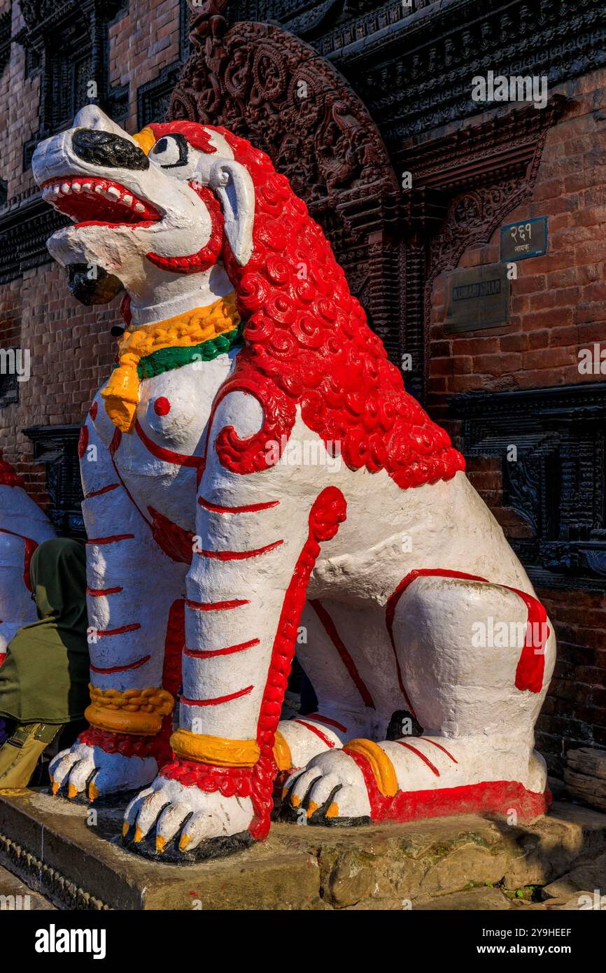 Buddhistische Tempelstatuen und Dekoration in Nepal. Traditionelle nepalesische Buddhismus-Religion, im Inneren des Tempels mit farbenfrohen Ornamenten, Gemälden Stockfoto