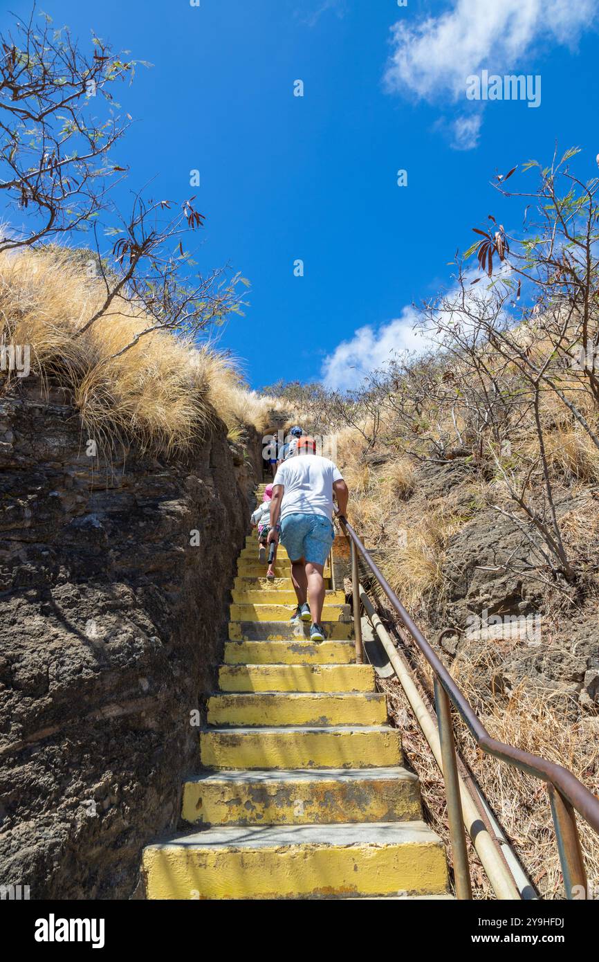 HONOLULU, HAWAII - AUG. 21, 2023: Besucher klettern eine Treppe durch einen Tunnel, der zum Gipfel des berühmten Diamond Head Kraters führt, ein beliebter Stockfoto