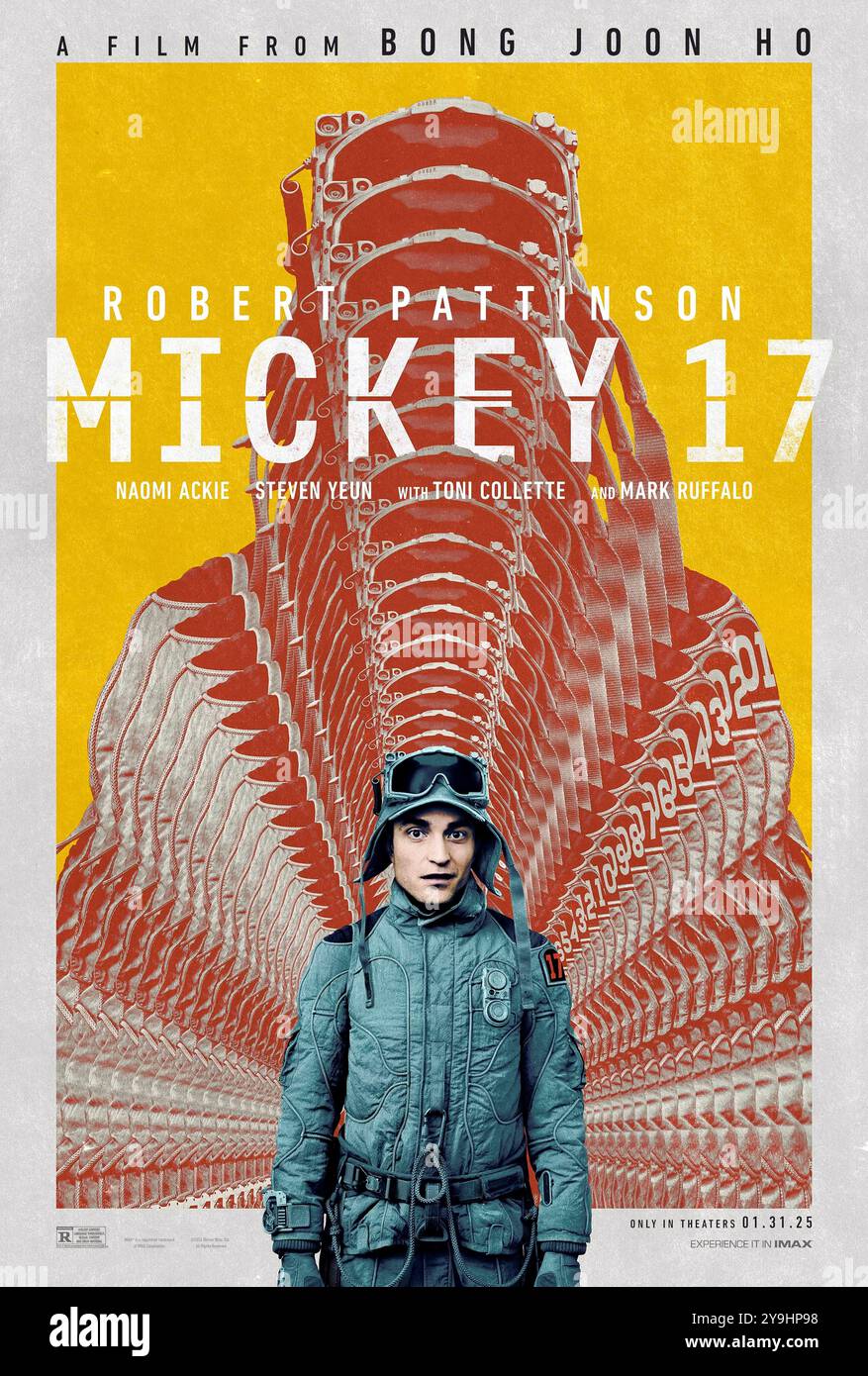 Mickey 17 (2025) von Bong Joon Ho mit Robert Pattinson, Naomi Ackie und Toni Collette. Die Adaption von Edward Ashtons Roman über Mickey 17, bekannt als „entbehrlich“, begibt sich auf eine gefährliche Reise, um einen Eisplaneten zu kolonisieren. US Advance Poster ***NUR FÜR REDAKTIONELLE ZWECKE***. Quelle: BFA / Warner Bros Stockfoto