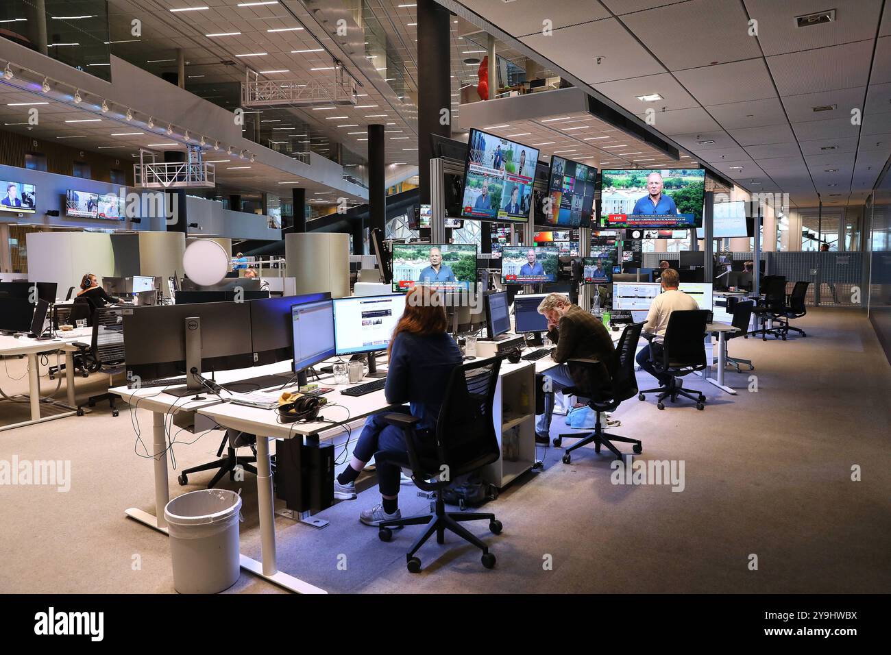 Berlin, Deutschland, 09.10.2024: Axel-Springer-Neubau: Redaktion von Welt-TV *** Berlin, 09 10 2024 Axel Springer Neubau Redaktion von Welt TV Copyright: XdtsxNachrichtenagenturx dts 48380 Stockfoto