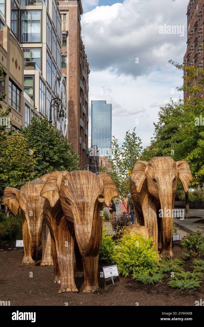 Die große Ausstellung der Elefantenwanderung zeigt lebensgroße Elefanten aus invasivem Unkraut, die auf der ganzen Welt Naturschutzprojekte zeigen, 2024, NYC, USA Stockfoto