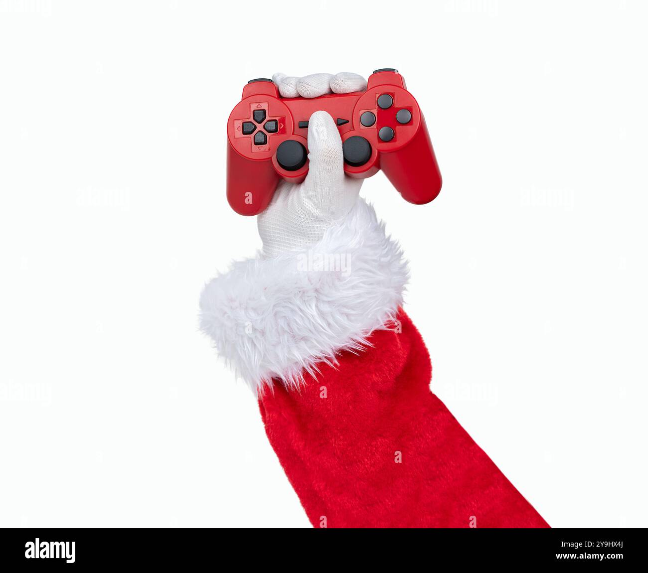 Die Aufnahme eines Weihnachtsmanns mit schwarzem Gamepad zeigt ein cooles Symbol auf weißem Hintergrund, minimalistisches Konzept. Stockfoto